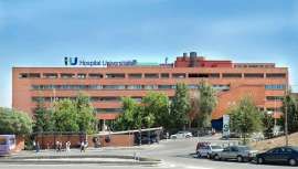 La Consejería de Sanidad  ofrece esta solución para que el centro hospitalario pueda seguir realizando complejas reconstrucciones mamarias, una especialidad de difícil cobertura debido a la escasez de especialistas existente a nivel nacional