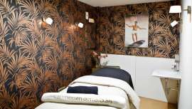 Se trata de un espacio exclusivo para el hombre, con una decoración de estilo tropical con inspiración exótica que transmite un ambiente cómodo y acogedor