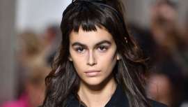 As Passerelas da Moda Internacionais ditaram a tendência. Kaia Gerber surpreende com o seu novo look no desfile de Miu Miu com o seu atrevido Baby Bangs e Blow Dry Bar está aqui para nos contar
