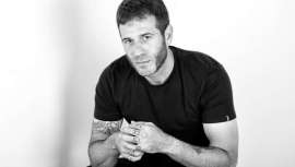 Es uno de los profesionales barberos de nuestro país que permanece y que mayor repercusión e influencia ejerce a través de su trabajo diario, formación y colecciones. Álvaro Calvo, The Barber, lo es por derecho propio