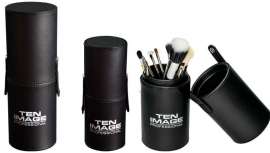 Em formato cilíndrico, a empresa apresenta dois modelos práticos que facilitam o trabalho de maquilhadores