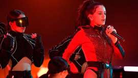 Yolanda Aberasturi, la peluquera de los famosos, ha sido elegida para peinar a los iconos de la música en la gala de premios MTV Ema 2018 en Bilbao. La peluquera comenta sus looks favoritos del encuentro 