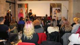 Las tres tendencias de la colección -Metropolitan, Avant Garde y Eco-, de Kin Cosmetics, han estado presentes en los cinco trabajos femeninos de corte y color realizados, en directo, en el estudio situado en el Gótico barcelonés 