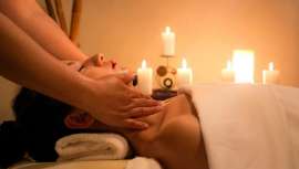 El tratamiento corporal Relaxing Candle utiliza una técnica habitual, consistente en la aplicación de parafina derretida sobre el cuerpo, con fines no solo relajantes, sino también cosméticos