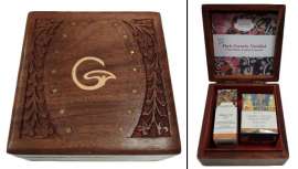 Una delicada y preciosa caja tallada en la India que contiene dos de los cosméticos más icónicos de la firma, crema y elixir con una promoción fantástica. ¡Descúbrela! 