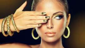 Metal codiciado desde el principio de los tiempos, es ahora la belleza que vuelve la vista hacia el oro. 24 quilates de los que no desperdiciar ni un solo gramo en aras de la juventud eterna, aplicado mediante los protocolos más sabios y avanzados