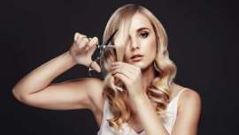 Sí, has leído bien. Y aunque te quedes ojiplático, es lo que hay. Algo no estamos haciendo del todo bien si el 12,4 por ciento de las españolas confiesa que prefieren cortarse el pelo ellas mismas y no acudir a la peluquería 