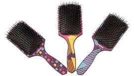 Com fibras de nylon de alta qualidade e três designs vintage diferentes, as escovas, edição limitada, são uma ferramenta essencial para desembaraçar o cabelo