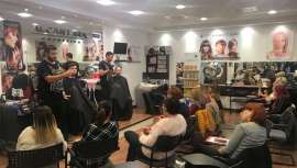 Un nutrido grupo de profesionales peluqueros ha disfrutado con Alcántara Cosmética de una de sus ya famosas jornadas de formación, Male Urban Fashion Day, esta vez sobre corte, color y tendencias en moda masculina