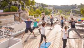 Realizar ejercicio aporta toda clase de beneficios tanto para el cuerpo como para activar la mente. Genera endorfinas, las llamadas hormonas de la felicidad, que reducen los niveles de estrés, nos relajan y aportan esa sensación de bienestar