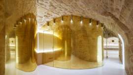 Junto a las firmas más glamurosas, la tienda en (que quiere decir belleza en japonés) sobresale en París por sus productos y exclusiva decoración