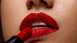 Dicen que el rojo ha sido siempre el arma secreta de las mujeres, labios rubí que conquistan calles y fiestas. En invierno, tus looks fetiches para makeups de red carpet pasan necesariamente por una apuesta ganadora: ¡todo al rojo!