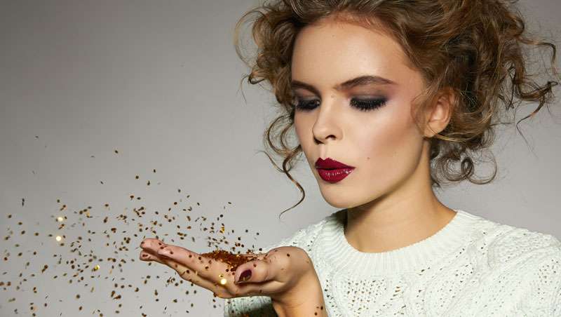 Maquillaje de fiesta: brillo, colores marcados y luz