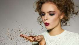 El rojo y el dorado son protagonistas porque destacan ojos, labios y pómulos, y es lo que se busca durante estos días