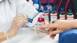 Desde el incendio que acabó con toda la fábrica de la compañía colombiana Ceresco en el año 1990 hasta convertirse en la marca de esmaltes más grande de Colombia a día de hoy. Repasamos más de 25 años de andadura