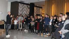 Cerca de 170 personas, entre familiares, amigos, colegas de profesión, marcas y prensa especializada, han arropado al barbero catalán durante el encuentro celebrado en el hotel Negresco Princess de Barcelona