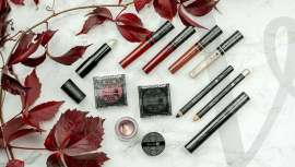 Coleção dedicada a todas as mulheres que gostam de criar o seu próprio visual utilizando um toque de cor e um esfumado intenso.