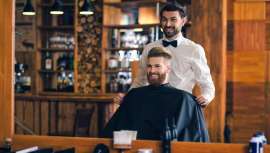 Cortes pulidos, con flequillo e inspirados en el crop británico marcan las tendencias en barbería para estas fechas tan señaladas. Beauty Market ha hablado con expertos como Jordi Pérez, Mikel Estupiñà y Álvaro The Barber