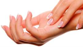 Unas manos muy envejecidas han perdido gran cantidad de colágeno y elastina y su piel se muestra fina y arrugada, con falta de tersura