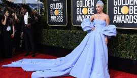 A la espera de los Oscar, Lady Gaga se consagra como actriz y revoluciona los Globos de Oro con su azul lavanda y platino en una de sus imágenes más clásicas 