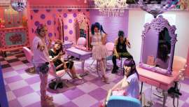 Paz, amor y buenos deseos. Acaban las fiestas navideñas y también todo tipo de mensajes que derrochan dulzura por todos lados. Aun así, la visita a un salón como Candye Syrup nos ayudará a creer un poco más en el País de las Maravillas