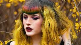 La estilista del salón The Rainbom Room (San Luis, Misuri, Estados Unidos), con más de 90.000 seguidores en Instagram, sufrió un accidente traumático que supuso la amputación de su dedo, pero logró sobreponerse y continúa su éxito y labor