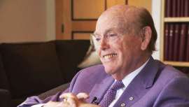 Tiene 90 años y está considerado uno de los hombres más ricos del mundo según Forbes. Pattison, canadiense, es la historia viva del éxito. Asegura, tras un relato de ventas, compras y adaptación que estos son tiempos de grandes oportunidades 