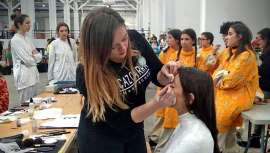 Los alumnos y docentes de las escuelas de maquillaje y peluquería de Cazcarra fueron los responsables de que la apariencia de la comitiva de los Reyes Magos de Oriente brillara