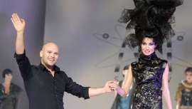 Destacado por su atención y trato exquisito al cliente, al frente de un salón de peluquería convertido ya en referente, SK Style Barcelona, su artífice, Alexander Kiryliuk y equipo celebran una década de pasión por la peluquería 