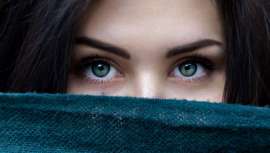 El doctor Diego Tomás Ivancich recomienda diversas maneras de disimularlas, a la vez que ofrece su tratamiento para eliminarlas: la blefaroplastia