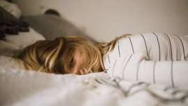 La humedad y los cambios bruscos de temperatura, como cuando se pasa de un lugar cálido al frío del exterior, también afectan, causando incluso dolor de cabeza