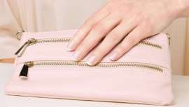 Este año, las tendencias apuntan al protagonismo en las uñas de la manicura francesa. Un clásico que vuelve a despuntar en lo referido a tendencias y que además se enriquece de distintas posibilidades y colores