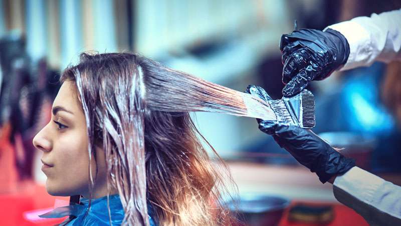 Con los pelos de punta. El lado 'txico' de la peluquera