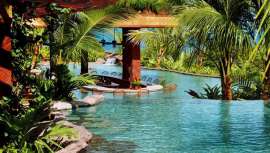 Cuenta con atractivos como su proximidad con el volcán Arenal, de cuyas laderas brotan fuentes termales, además de toda una serie de servicios exclusivos