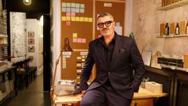 Con las ideas muy claras y más claros aún los gestos con los que mueve peines y tijeras y que le sitúan al lado de lo excelso, el Espacio Isaac Salido es un espacio para vivir, como su artífice, experiencias vitales y únicas