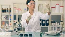 La clave está en la frecuencia. Aunque la ley regula la cantidad máxima contenida en las formulaciones, sin embargo no tiene en cuenta que se usan a diario y que se combinan además con otros productos habituales