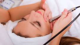 El tratamiento es apto para todo tipo de pieles, pues las líneas de expresión alrededor del contorno del ojo se difuminan. Además, amplía la mirada y rejuvenece los rasgos