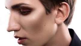 Desde los hombres primitivos, pasando por egipcios, sin olvidar el siglo XVII y a divos y estrellas como David Bowie o Jared Leto, los hombres también se maquillan. Y si no que se lo digan a los tutoriales millonarios que triunfan en las RRSS