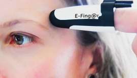 O E-Finger preenche as rugas, previne olheiras, firma o rosto, estimula os músculos e trabalha no relaxamento cutâneo das pálpebras, bochechas, queixo e pescoço