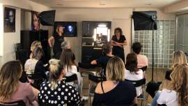 Con una experiencia y trayectoria que le coloca entre los mejores, Jorge de la Garza no sólo es una marca de maquillaje para profesionales, sino que imparte un amplio y exhaustivo calendario de cursos para tu especialización y perfeccionamiento