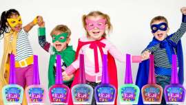 Es un esmalte de uñas diferente, para un público diferente, por lo que no lleva tóxicos y que se quita fácilmente con agua, ideal para las fiestas de Carnaval y los disfraces de los peques de la casa 