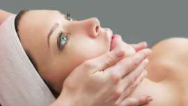 El tratamiento consiste en un dispositivo de carboxiterapia tópica que exfolia la capa externa de la piel, favorece la penetración de nutrientes esenciales y oxigena desde el interior