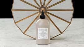 Este fluido es ideal para todo tipo de cabello, sobre todo el sensibilizado, para reducir o prevenir los eventuales daños causados por los servicios técnicos. Su uso prolongado mejora significativamente la condición del pelo