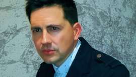 Con un currículum de primera, dos colecciones presentadas de absoluta vanguardia y una imagen cada vez más pública, retratada en los medios, el adamuceño Juan Ayoso aspira a convertirse en Peluquero Andaluz del Año en los Premios Picasso