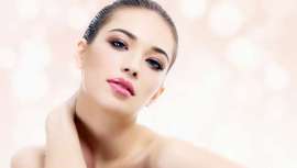 Acabados más frescos y jugosos, rostro y cuerpo, para looks diarios y de fiesta, esto es lo que prometen y consiguen los nuevos iluminadores textura gelatina que arrasan en la red