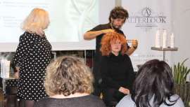 Un atento grupo de profesionales asiste a una formación donde se han aplicado tres de los tratamientos capilares de la firma en el espacio situado en el Gótico barcelonés