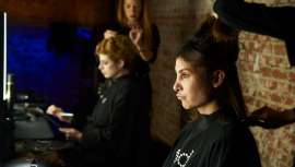 Un equipo ghd de primeras figuras del peinado ha sido el responsable de algunos de los looks de más rabiosa actualidad para el desfile de la diseñadora Pilar del Campo, de reconocibles aires moteros, próxima tendencia