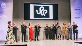 Un aplauso general y ensordecedor, final y para cada uno de los integrantes de  UPP -The Show- en la pasarela de Fibes Sevilla en el marco de Expobelleza Andalucía, Pedro Muñoz, Pelsynera, Antonio Calvo y Gonzalo y Ziortza Zarauza