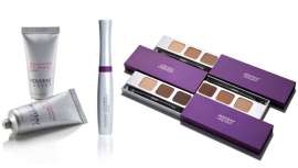 La firma británica agrupa el sérum acondicionador vegano, las paletas de colores y la crema mascarilla rejuvenecedora del contorno de ojos en un mismo neceser 