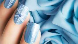 En azul o turquesa para cumplir con una de las máximas requeridas en toda boda que se precie, esa que exige, junto a algo nuevo, algo viejo y algo prestado, disfrutar en tu enlace de algo azul que llevar el día nupcial y que nos proporcione suerte